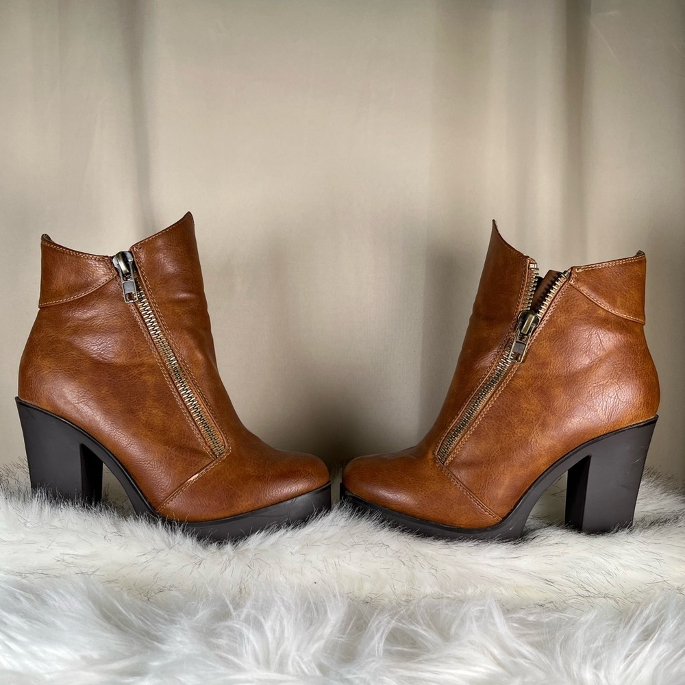 Classic Brown Leather Ankle Boots with Zipper Detail
